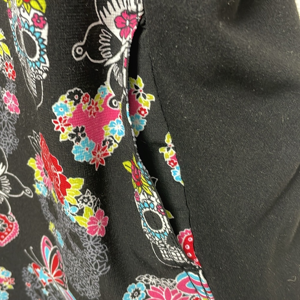 Iflex by Cherokee Small Women’s Scrub Top Dia de Muerte Hearts Skulls Flowers - Picture 5 of 5